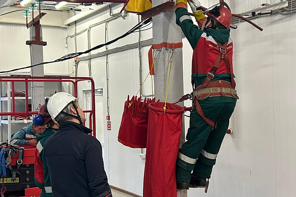В АО Иркутская электросетевая компания пополнение в рядах специалистов освоивших технологии работ под напряжением до 1000 В